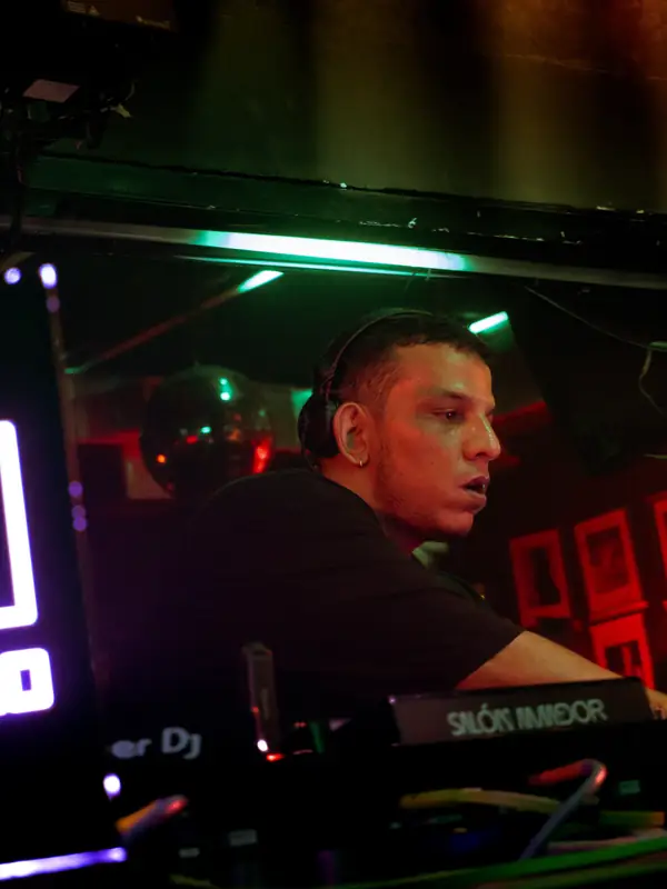 GXUS de perfil frente a los CDJ