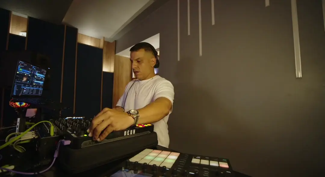 GXUS mezclando con auriculares durante su set en Audio Wave